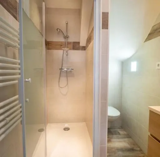 Ragnar House - 3 Pieces A 200m De La أنتيب